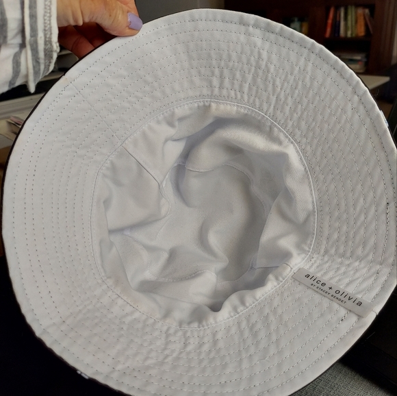NWOT Alice & Olivia by Stacey Bendet Daisy Reversible Bucket Hat - Picture 5 of 6